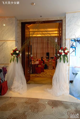 {“title”: “蝶恋缘婚庆礼仪服务 以爱为名，定制独一无二的浪漫婚礼”， “content”: “婚姻是人生的里程碑，一场精心筹备的婚礼，则是这份承诺最庄重的开篇。在众多婚庆品牌中，蝶恋缘婚庆礼仪服务凭借其对细节的极致追求与对情感的深刻理解，成为许多新人托付终身大事的优选。\n\n一、品牌理念 因蝶结缘，以礼传情\n\n“蝶恋缘”三个字本身就蕴含着诗意的东方浪漫——蝴蝶忠于伴侣，象征忠贞不渝的爱情；缘分牵引彼此，成就一世姻缘。品牌将这份文化意象融入服务内核，拒绝千篇一律的模板化婚礼，而是深入聆听每一